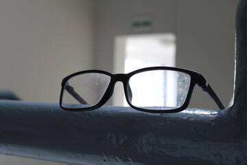 Lentes en un barandal