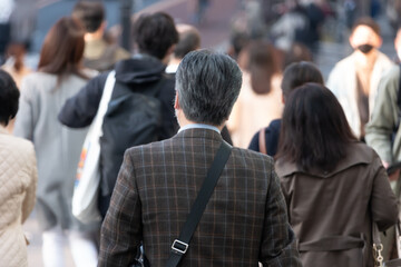 通勤する人々　東京