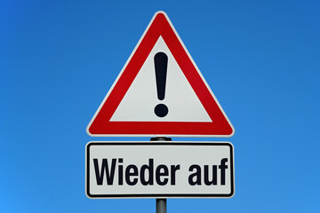 Wieder auf - Achtung Schild mit blauem Himmel