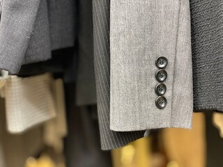 並んだスーツの袖のボタン