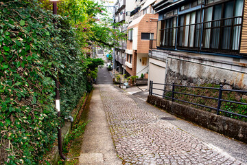 Fototapeta na wymiar 坂道のある街の風景
