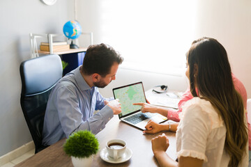 Obraz premium We want to go to this foreign country together