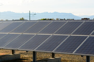 Pannelli solari di una centrale alimentata ad energia elettrica mentre producono migliaia di kwh al giorno - foto 1 di 2 © monacodesign