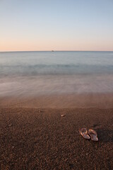 Strand mit Stein im Vordergrund, Meer