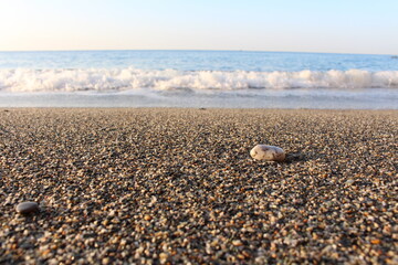 Strand mit Stein im Vordergrund, Meer