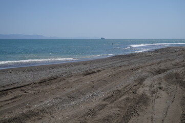 初夏の青い海と波打ち際