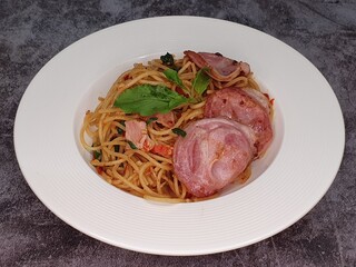 Spaghetti hot and spicy with bacon