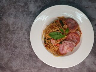 Spaghetti hot and spicy with bacon