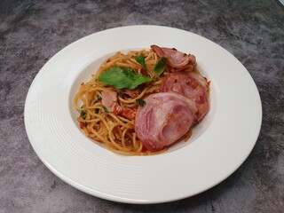 Spaghetti hot and spicy with bacon