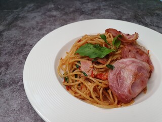 Spaghetti hot and spicy with bacon