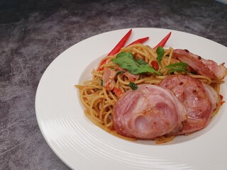 Spaghetti hot and spicy with bacon