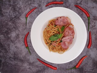 Spaghetti hot and spicy with bacon