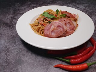 Spaghetti hot and spicy with bacon