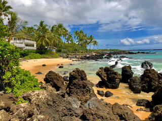 Beautiful white sandy Secret Cove Bay Beach on Hawaiian Island Maui, Hawaii with Pacific Ocean...