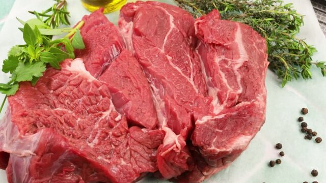 c&ocirc;te de boeuf cru sur une assiette