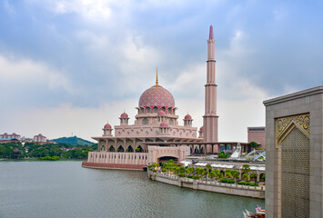 Fototapeta na wymiar Beautiful pink-domed Putra Mosque, a principle mosque in Putrajaya located on the bank of Putrajaya Lake in Putrajaya, Malaysia.