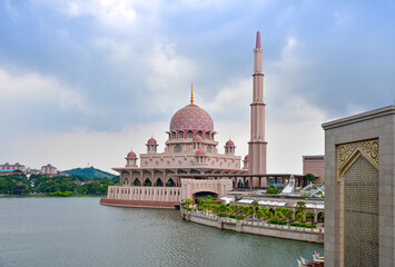 Fototapeta premium Beautiful pink-domed Putra Mosque, a principle mosque in Putrajaya located on the bank of Putrajaya Lake in Putrajaya, Malaysia.