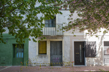 Casa vieja en ruinas con cinta de peligro