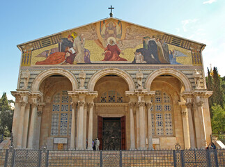 Obraz premium The Church of All Nations is located at the foot of the Mount of Olives in Jerusalem, Israel. It enshrines a section of bedrock where Jesus is said to have prayed before his arrest. 