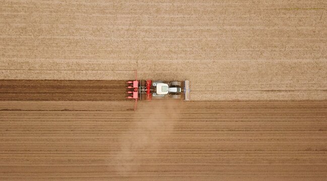 Traktor mit S&auml;maschine wirbelt bei der Aussaat von Mais Staub auf einem Acker auf, Landwirtschaft, Drillsaat, Pflanzenanbau, Luftbild