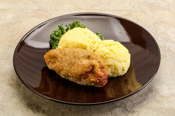 Crispy chicken cutlet with mashed potato