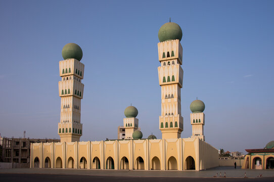 Mezquita Mausoleo Seydou Nourou Tall en la costa de La Corniche en Dakar, Senegal