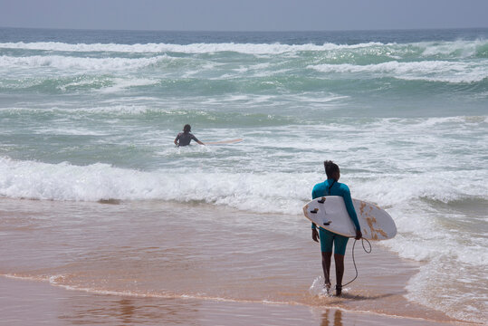 Surfista en las playas de Yoff en Dakar, Senegal
