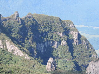 Através do mirante no topo da Serra do Rio do Rastro e possível ter essa visão da serra com...