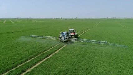 Opryskiwacz pole zboże