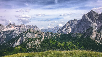 Fototapeta na wymiar The stunning lungkofel mountain in the Dolomites