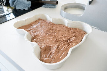 Geburtstagskuchen backen einer in Bärenform, Teig in der Form