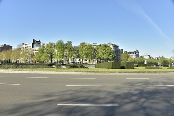 Fototapeta na wymiar Le square Montgomery entièrement dépourvue de circulation sous un ciel clair à Bruxelles