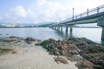 竹島から臨む竹島大橋と岩礁の波打ち際