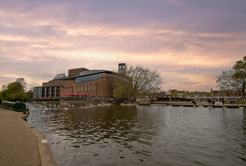 Obraz premium The River Avon flowing through the town of Stratford upon Avon in Warwickshire, UK