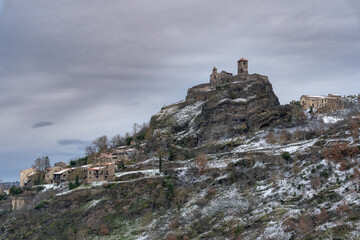 chapelle médiévale de sur un promontoire rocheux