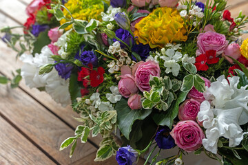 Buntes Blumengesteck