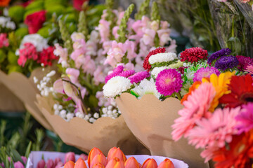 Mazzi di fiori vari in esposizione per la vendita al mercato - 432582632