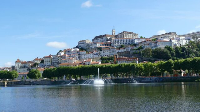 Ciudad de Coimbra vista desde la margen izquierda del río Mondego. Fuentes en el río.
