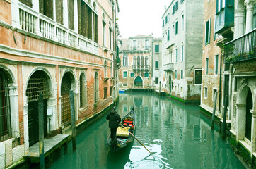Gondola paseando por los canales de Venecia