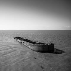 Fototapeta premium antigua barcaza arenera undida en el Rio de la Plata