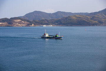 Fototapeta na wymiar 山口県大島大橋、自然の大きさと船の大きさ。