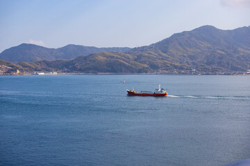 山口県大島大橋、行ってしまう貨物船。