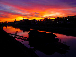 Boot am Fluss (Rhein) mit Sonnenuntergang