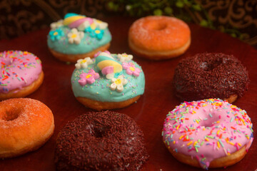 alimento, doces, sobremesa, chocolate branco, chocolate preto, chocolate, donuts, donut's, donuts de chocolate branco, donuts de chocolate preto, refeição, comida, donuts de confete, colorido, varios 