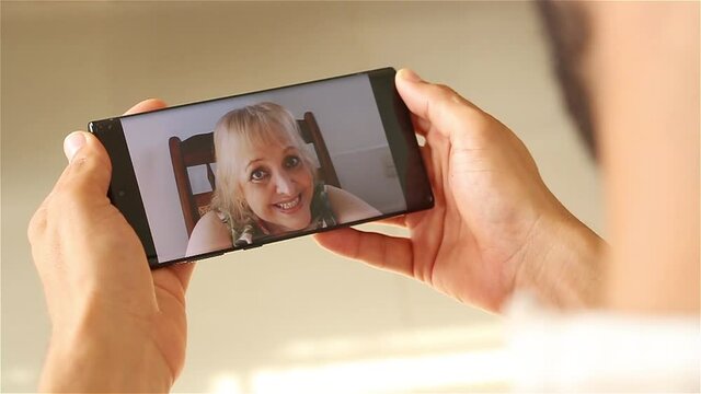 Mama e hijo en v&iacute;deo llamada