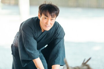 お清めをする男性
