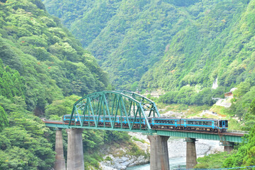 徳島　吉野川に掛かる鉄橋を走るJR特急南風