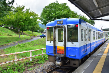 Naklejka premium 長野 JR戸狩野沢温泉駅に停車中のキハ11０系気動車