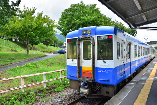 長野　JR戸狩野沢温泉駅に停車中のキハ11０系気動車