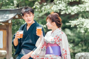 ビールを飲む浴衣姿の男女
